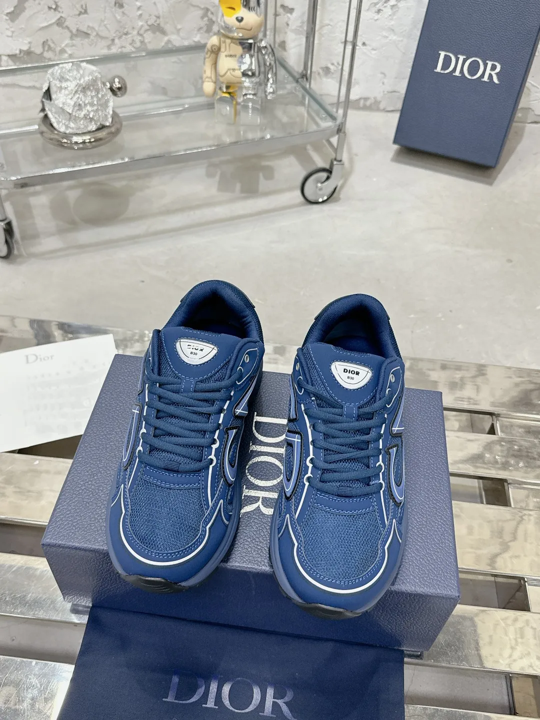 Men's men's shoes 💰600❤️❤️❤️High version Dior Dior's latest color matching B30 series reflective dad sneakers original 17380💰 purchased for development and production Brand new B30 sneakers Dad Shoes style shoes that follow the trend of the retro market The Dior logo on the tongue also indicates that this pair of shoes is the B30 model! B30 uses fine-textured leather and mesh cloth materials to form a shoe body. There are conspicuous letters CD on both sides of the shoe body to indicate identity. Many lines on the shoe body outline details to make the shoes look less monotonous and full of retro flavor. The delivery counter is exquisitely packaged🛍📦 ▪️Fabric: Original customized technical fabric + mesh ▪️Inner lining: Customized breathable lining ▪️Outsole: Original molded IP foam + TPU outsole ▪️Sole thickness: 3.5CM ▪️Size: Women’s size 35-40 / Men’s size 39-46